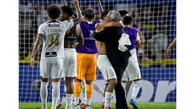 Néstor Pipo Gorosito festeja eliminar a Boca Juniors de la Copa Libertadores.