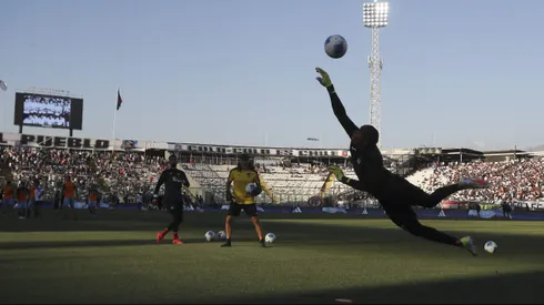 En Colo Colo ya hay un despedido por el mal estado de la cancha del Estadio Monumental.