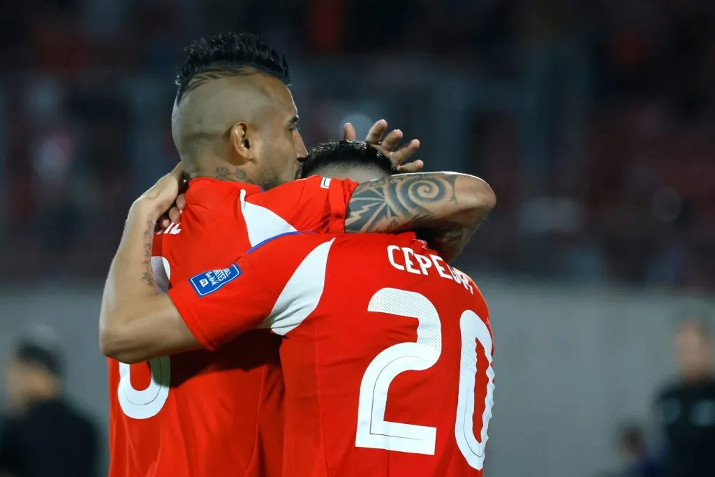 Arturo Vidal sale en defensa de Lucas Cepeda | Foto: Photosport