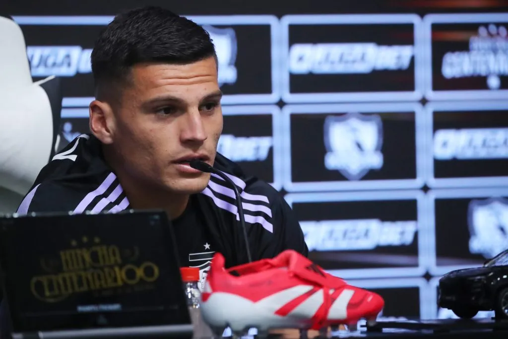 Lucas Cepeda en la conferencia de prensa de Colo Colo. (Foto: Jonnathan Oyarzún/Photosport)