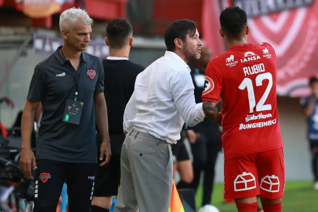 Francisco Arrué blanco de las críticas por eliminación de Ñublense de la Copa Libertadores