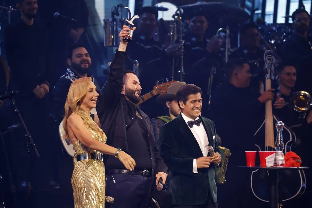 El cantante Carin Leon recibe gaviota de plata durante su presentacion en la cuarta noche del Festival de Vina del Mar 2025 | FOTO: Sebastian Cisternas/Aton Chile