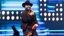 El artista mexicano mantiene una cercana relación con un ex jugador albo.