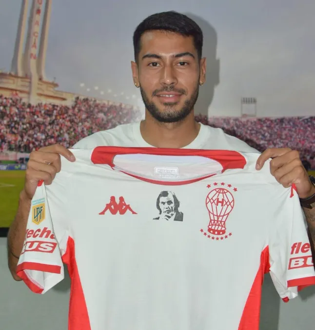 Emmanuel Ojeda en plena presentación con Huracán | FOTO: Archivo