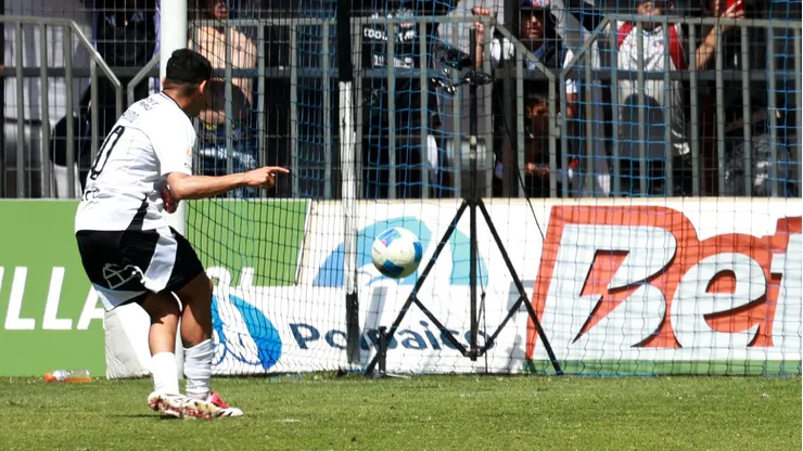 Claudio Aquino marca su primer gol con la camiseta de Colo Colo.