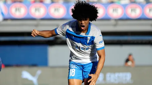 Eduard Bello viene de marcar el gol de la victoria por 1-0 de Universidad Católica frente a Deportes Iquique.