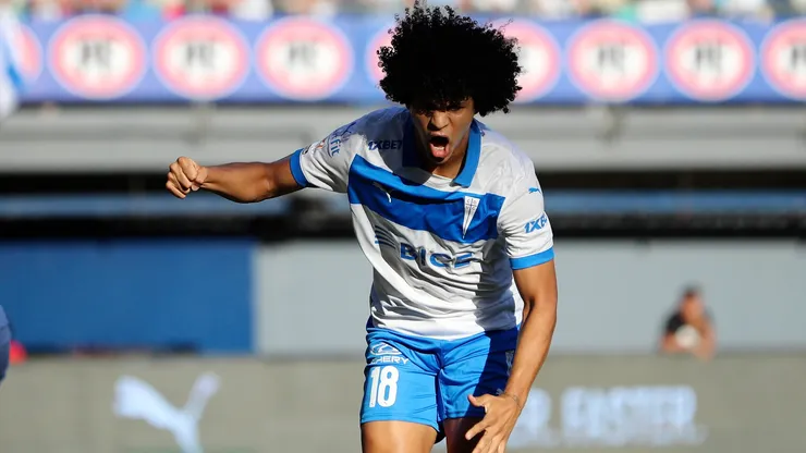 Eduard Bello viene de marcar el gol de la victoria por 1-0 de Universidad Católica frente a Deportes Iquique.