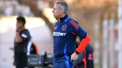 Un mítico DT de Universidad de Chile le prestó ropa a Gustavo Álvarez.