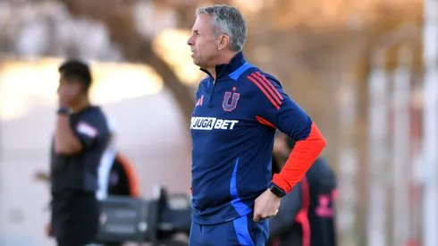 Un mítico DT de Universidad de Chile le prestó ropa a Gustavo Álvarez.