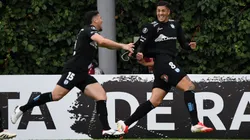 Los jugadores de Deportes Iquique festejan su triunfo por penales ante Independiente Santa Fe en la fase dos de la Copa Libertadores.