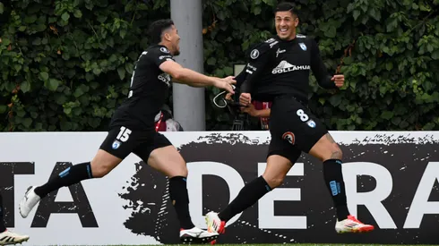 Los jugadores de Deportes Iquique festejan su triunfo por penales ante Independiente Santa Fe en la fase dos de la Copa Libertadores.