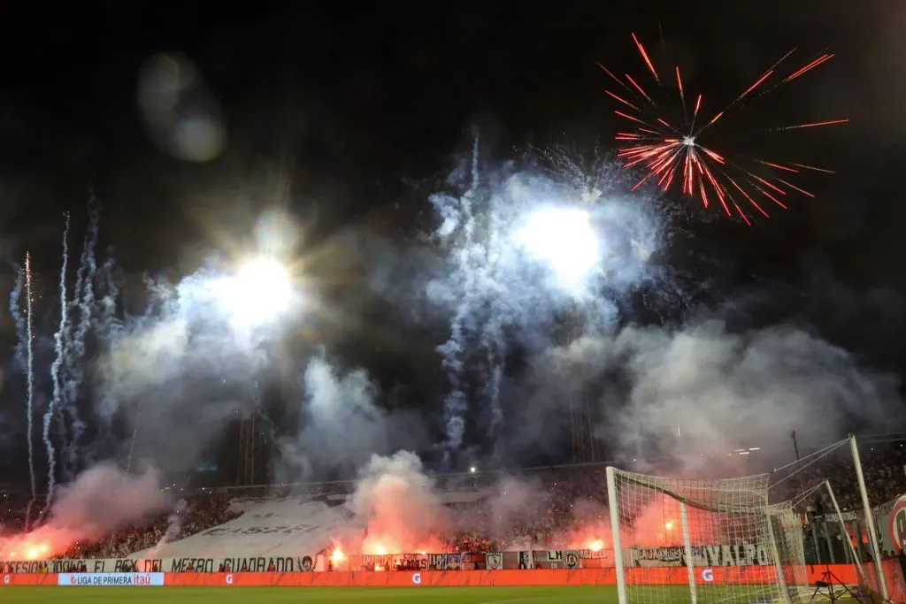 El show de los hinchas albos ante O’Higgins. | Foto: Photosport