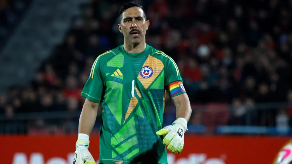 Claudio Bravo no se mostró para nada contento con los rumores que lo vincularon con la UC y las emprendió contra medio partidario de Colo Colo (Foto: Photosport)