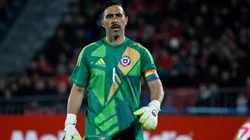 Claudio Bravo no se mostró para nada contento con los rumores que lo vincularon con la UC y las emprendió contra medio partidario de Colo Colo (Foto: Photosport)