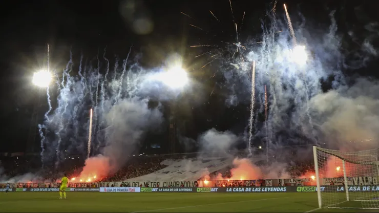 Un espectáculo de drones se vio anoche en el cielo del Estadio Monumental.