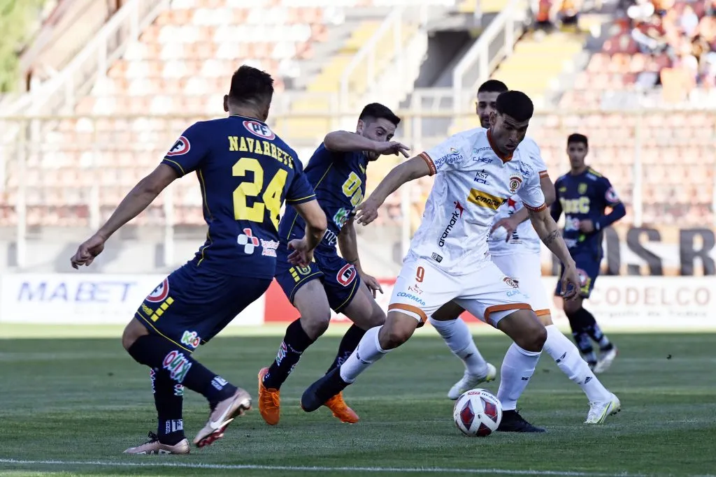 Tras el breve paso de Cobreloa por la Primera División, los Loínos y el Campanil se vuelven a ver las caras en la Primera B | FOTO: Pedro Tapia/Photosport