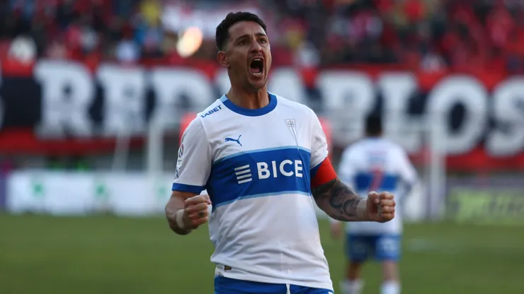Fernando Zampedri festeja su gol en la victoria de Universidad Católica por 2-1 ante Ñublense por la fecha 17 del Campeonato Nacional 2024.
