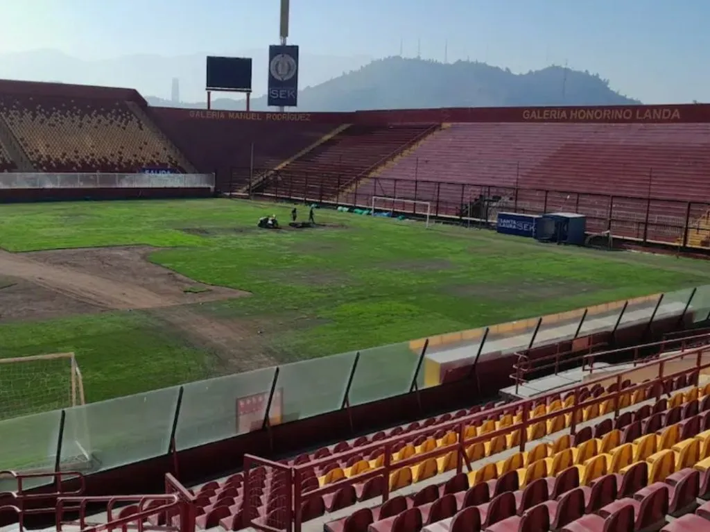 Así estaba la cancha del Estadio Santa Laura en medio de los trabajos.