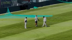 Aníbal Mosa y Jorge Almirón revisaron la cancha del Estadio Monumental. (Foto: Captura)