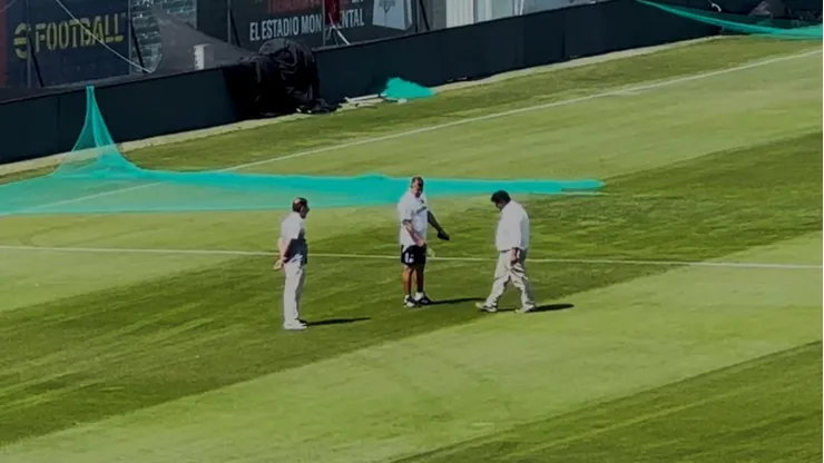 Aníbal Mosa y Jorge Almirón revisaron la cancha del Estadio Monumental. (Foto: Captura)