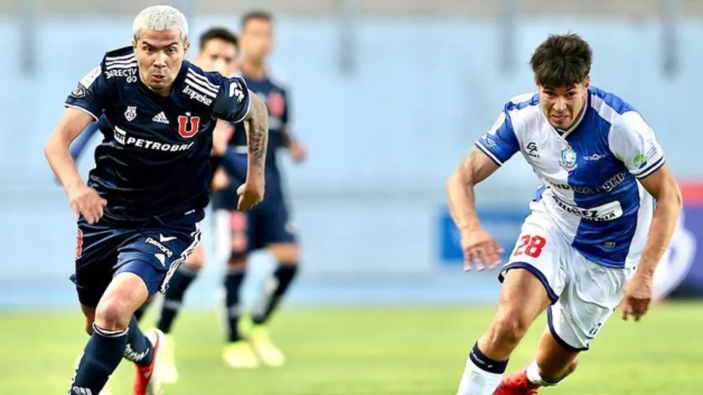 Eric Ahumada en un partido entre Universidad de Chile y Deportes Antofagasta.