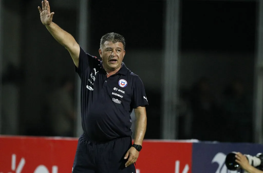 Claudio Borghi no está de acuerdo con la regla de los cinco cambios en el fútbol. (Foto: Photosport)