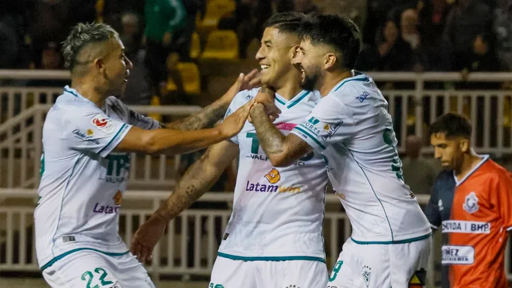 Santiago Wanderers sube al liderato de la Primera B. (Foto: Photosport)
