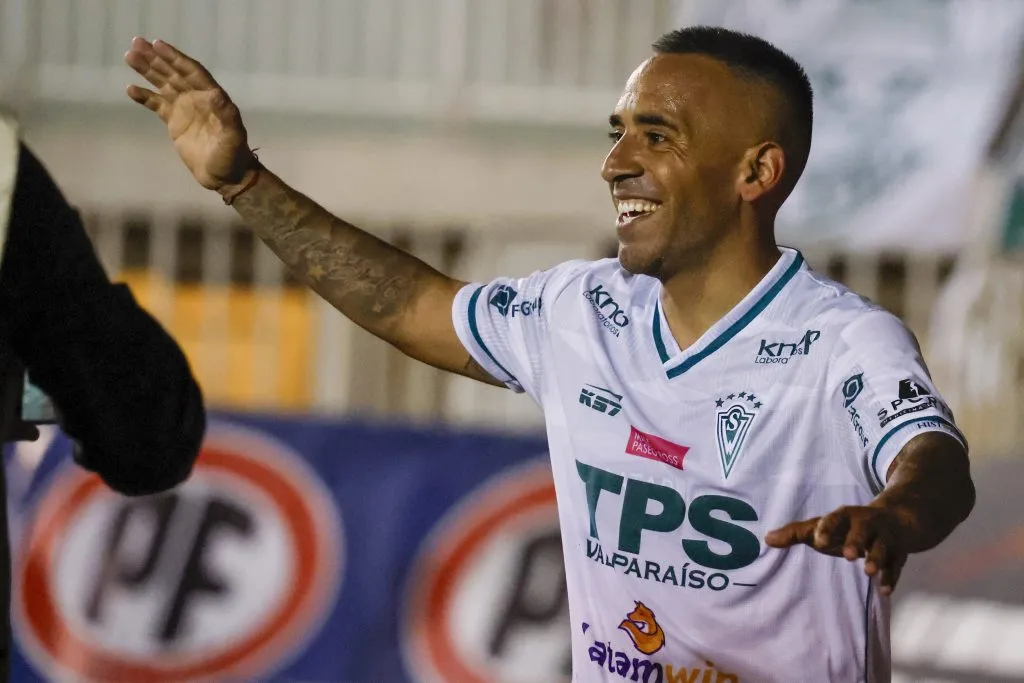 Jorge Luna se matriculó con un espectacular gol de antes de mitad de cancha en triunfo de Santiago Wanderers ante Deportes Antofagasta. Reinaldo Sánchez destacó que el tanto no tuvo nada de suerte. (Foto: Photosport)