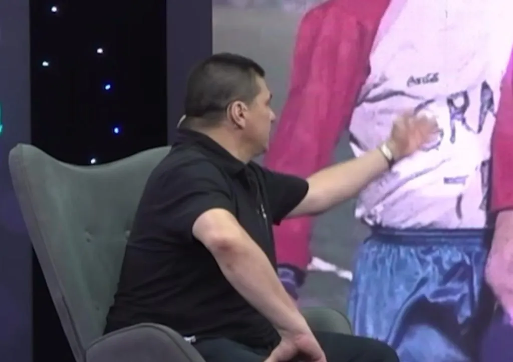 Marcelo Vega explicando el significado de su camiseta en la Selección Chilena.