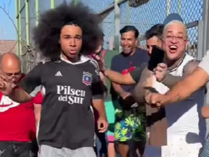 Tiktoker alemán causa furor en La Pintana con camiseta de Colo Colo
