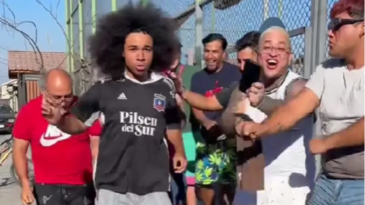 Tiktoker alemán causa furor en La Pintana con camiseta de Colo Colo