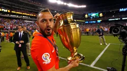 Marcelo Díaz levantando el trofeo de la Copa Centenario.