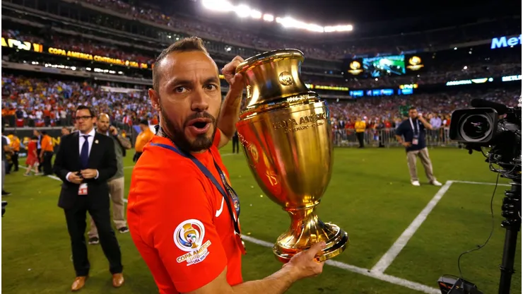 Marcelo Díaz levantando el trofeo de la Copa Centenario.