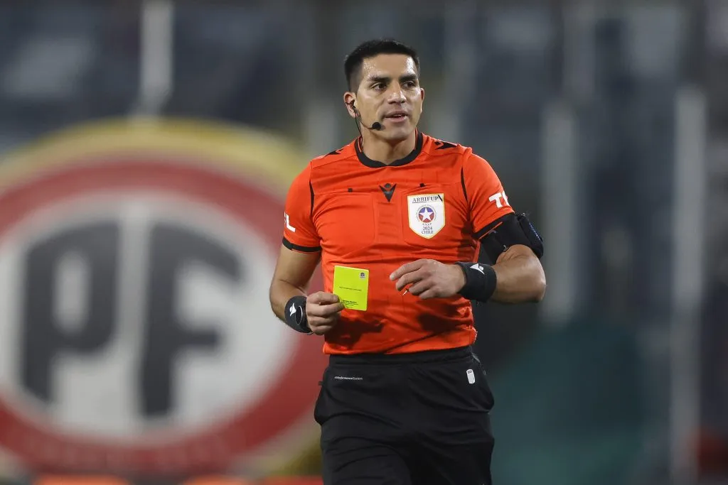 El referi Mathias Riquelme fue protagonista en el duelo de los Zorros y los Piduanos |  FOTO: Felipe Zanca/Photosport