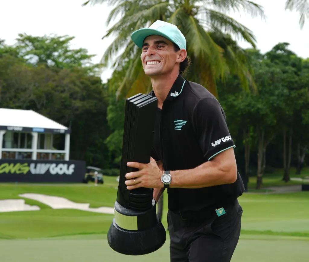 La felicidad de Niemann al levantar su segundo título de la temporada en el LIV Golf | FOTO: Thananuwat Srirasant/Getty Images)