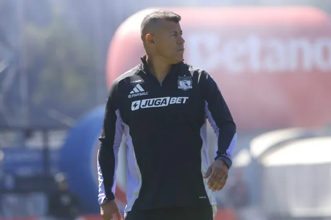 Jorge Almirón emprende rumbo a Paraguay para el sorteo de la Copa Libertadores 2025. (Foto: Marco Vásquez/Photosport)