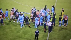 Grupo de hinchas invade el campo de juego y se suspende el partido. (Foto: TNT Sports)
