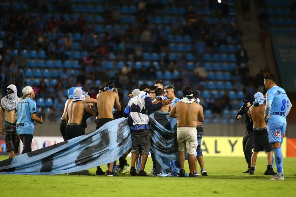 Un grupo de fanáticos de Deportes Iquique invadió la cancha del tierra de Campeones, increpó a los jugadores y obligó a la suspensión del partido por motivos de seguridad.  (Foto: Photosport)