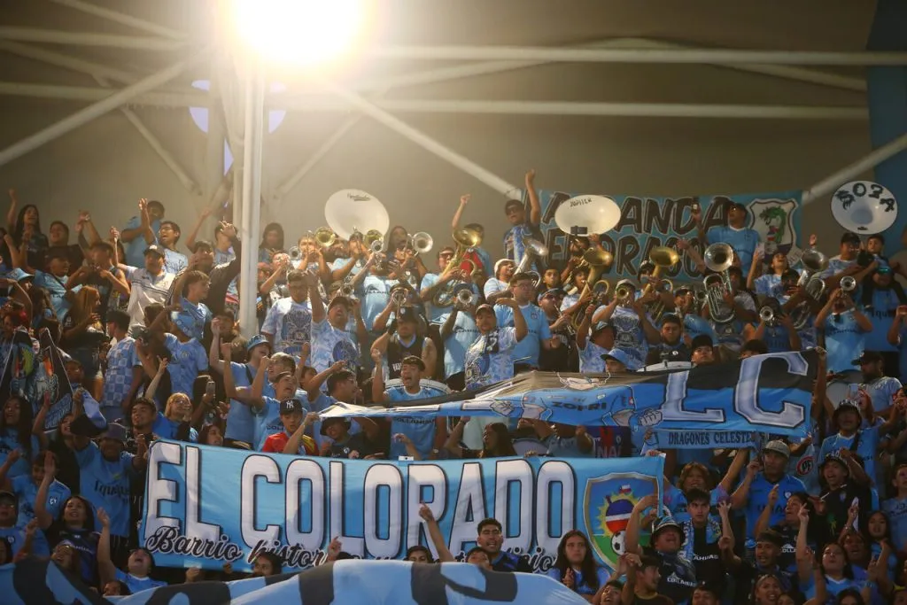 Hinchas iquiqueños forzaron suspensión del partido ante Unión Española. | Foto: Photosport