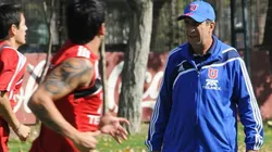 Gerardo Pelusso le marca la cancha a Universidad de Chile en la Copa Libertadores.