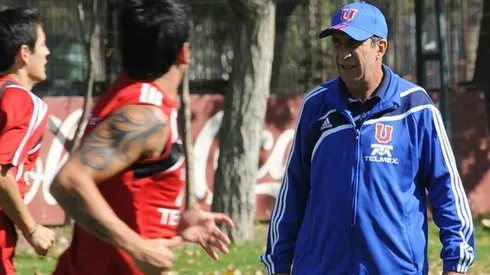 Gerardo Pelusso le marca la cancha a Universidad de Chile en la Copa Libertadores.