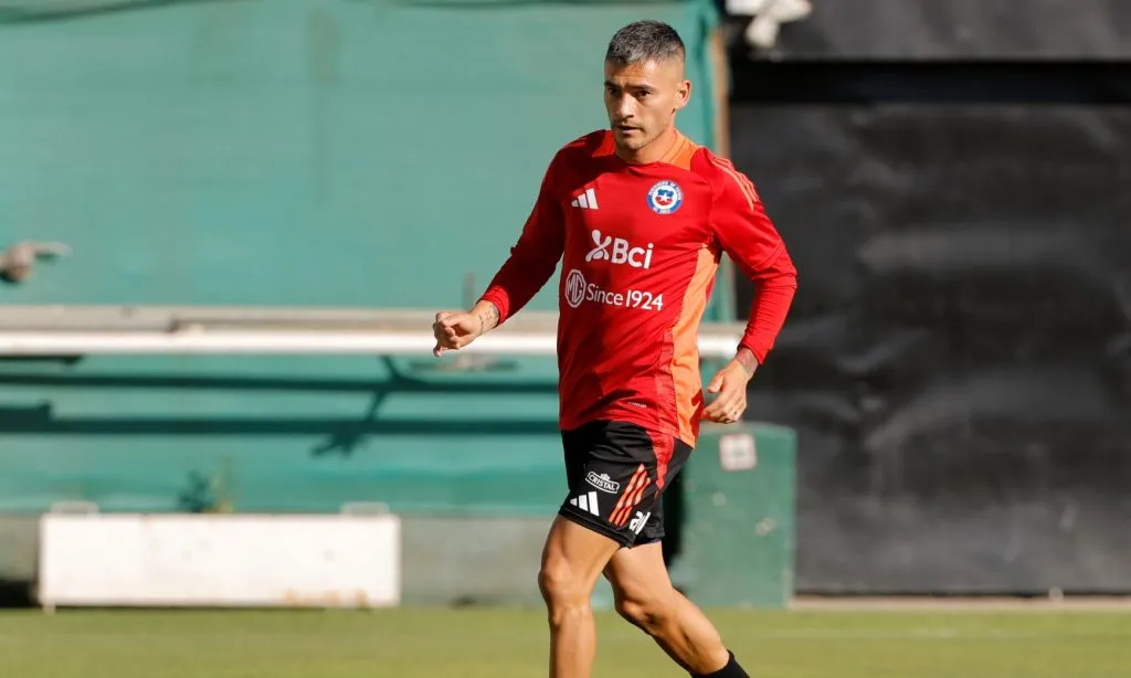 Charles Aránguiz podría estar sin inconvenientes este martes frente a Ecuador (Foto: Photosport)