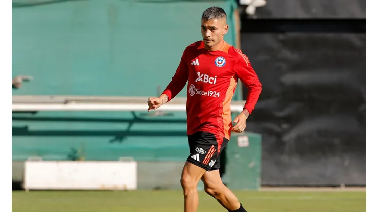 Charles Aránguiz podría estar sin inconvenientes este martes frente a Ecuador (Foto: Photosport)
