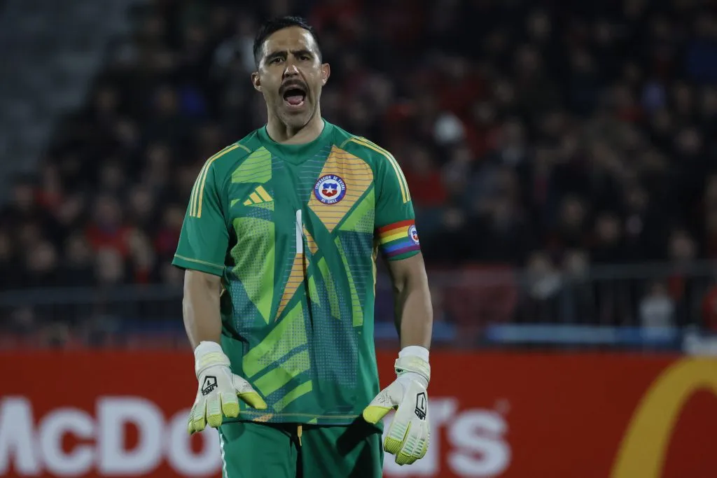 Claudio Bravo cree que los miembros de la generación que siguen en la Roja pueden seguir aportando en el liderazgo. (Foto: Photosport)