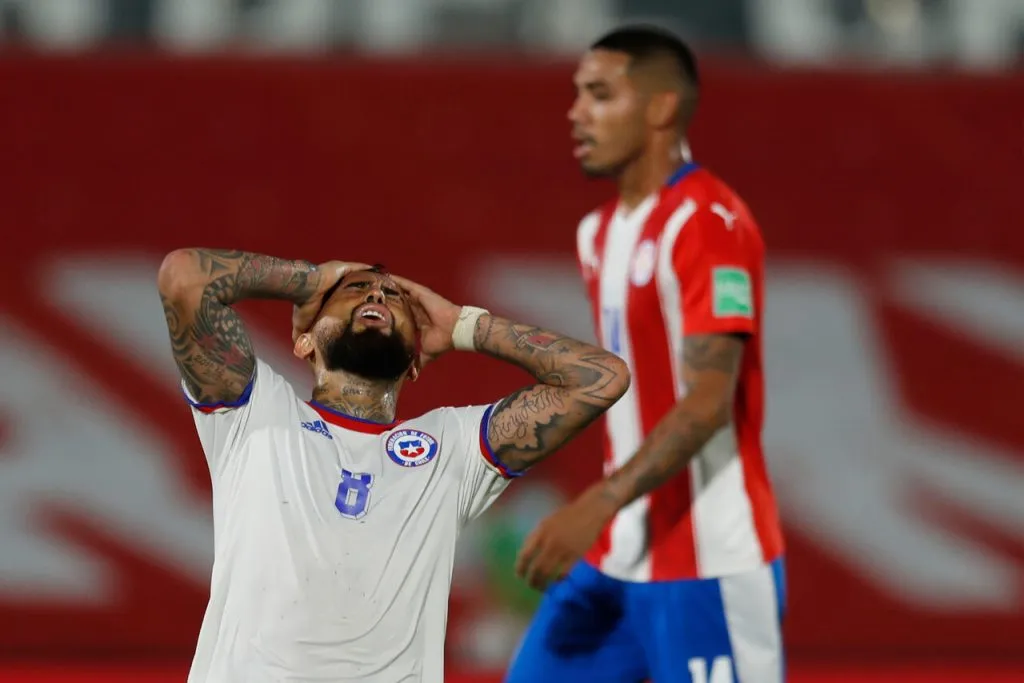 En Paraguay se burlaron de Vidal y le lanzaron un palo a la Roja (Photosport).