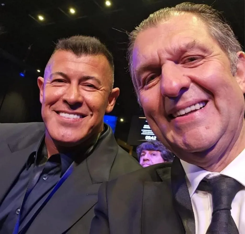 Aníbal Mosa y el entrenador Jorge Almirón representaron a Colo Colo en el sorteo de la Copa Libertadores 2025.