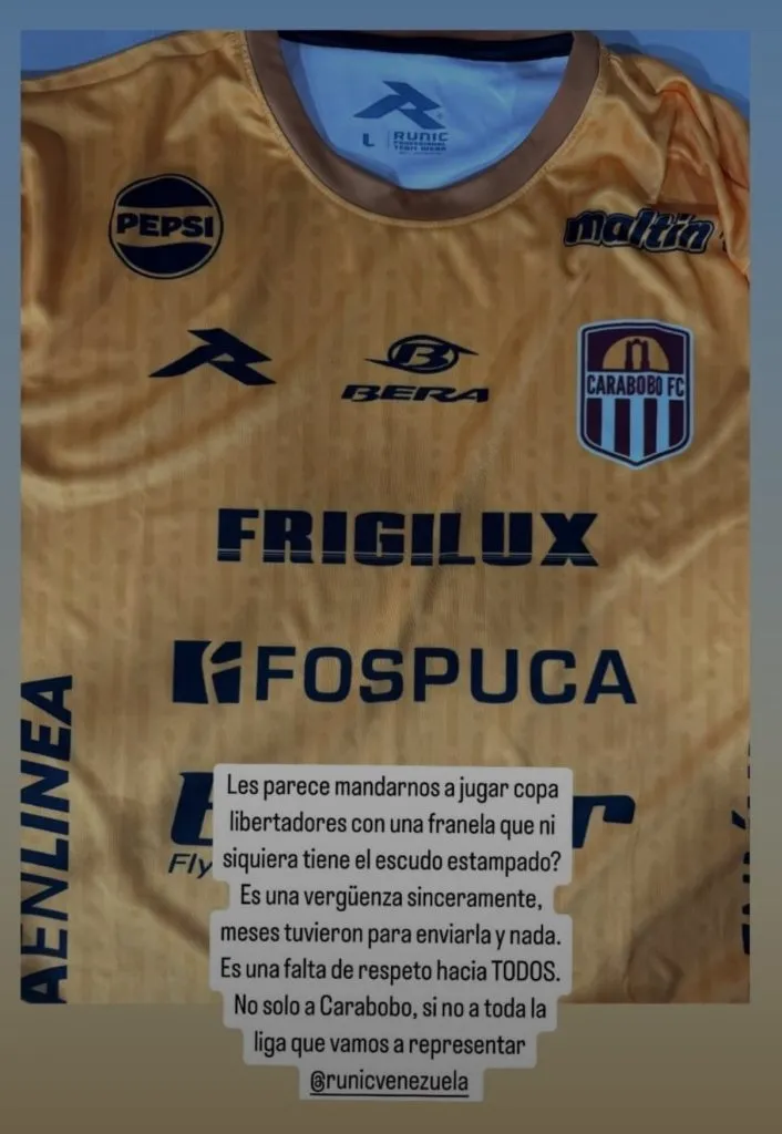 Lucas Bruera muestra su indignación por calidad precaria de la camiseta de Carabobo. (Foto: Lucas Bruera, Instagram)