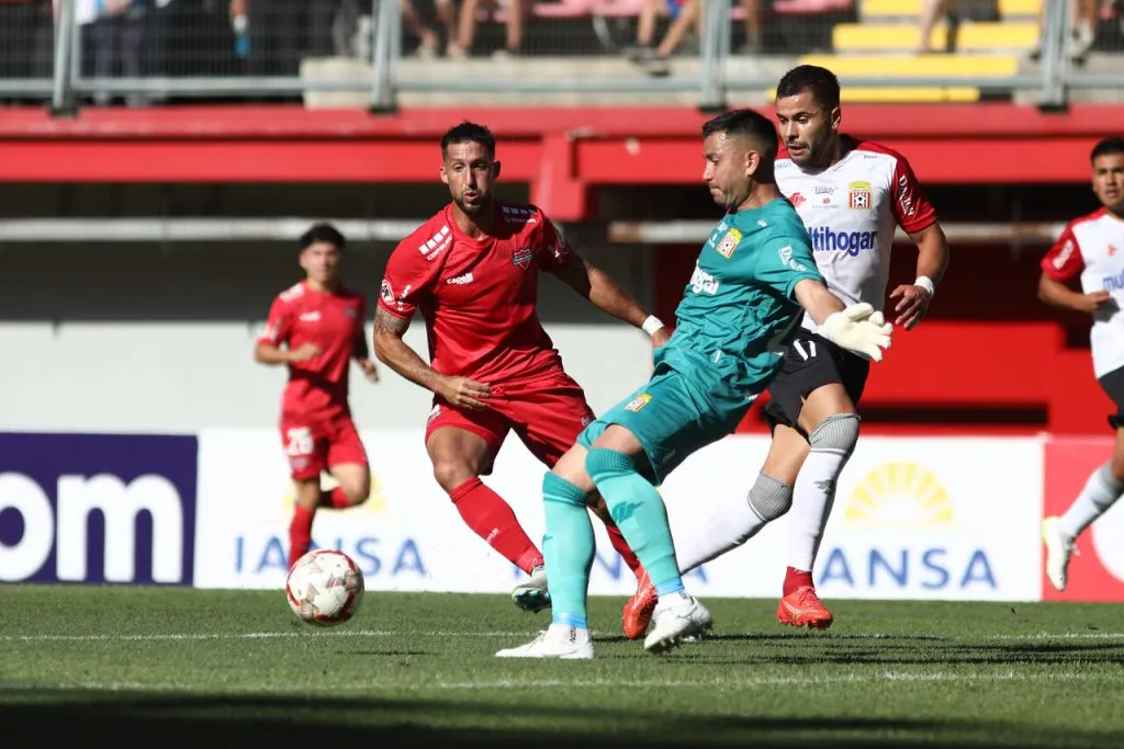 El arquero de 36 años ha jugado en clubes como Ñublense, Copiapó, San Marcos, Ovalle y Curicó Unido (Photosport).