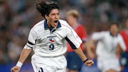 Iván Zamorano sale al cruce de Ricardo Gareca.