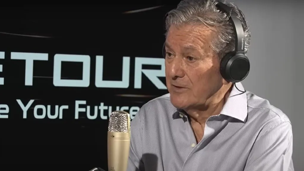 Alejandro Ascui, expresidente de Colo Colo, revela fuertes presiones para designar a Augusto Pinochet como mandamás honorario del club.